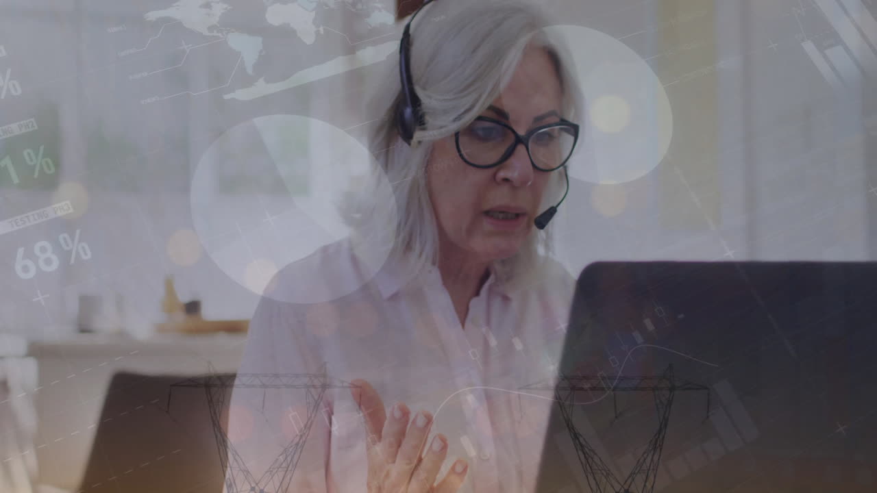 Animation af finansiel databehandling over ældre kaukasisk kvinde, der bruger telefonheadset og bærbar computer