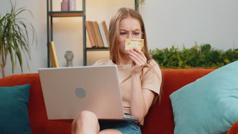 Mujer-Rubia-Adulta-Usando-Tarjeta-Bancaria-De-Crédito-Y-Computadora-Portátil,-Transfiriendo-Dinero,-Compras-En-Línea