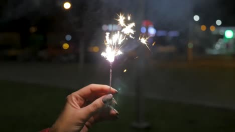 una chispa en la mano por la noche