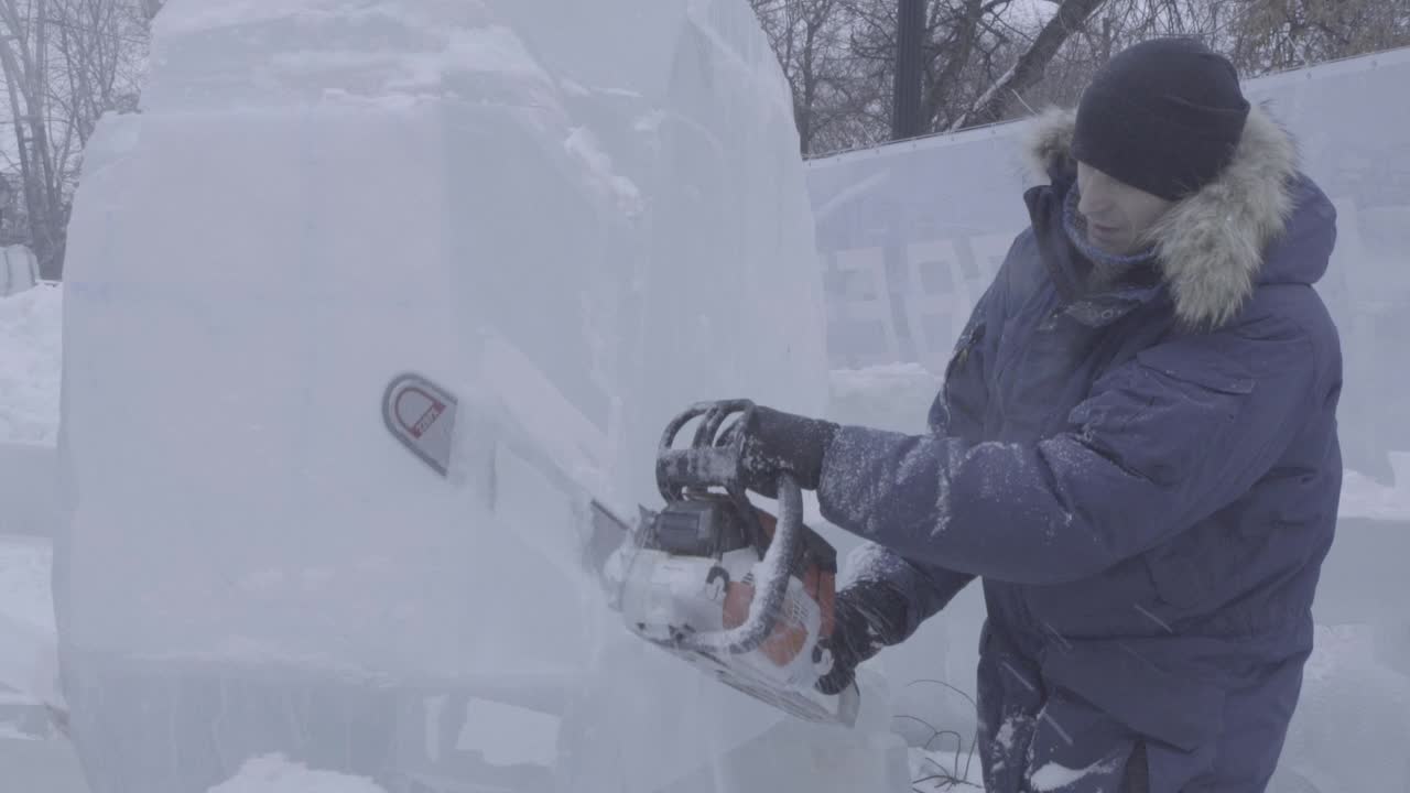 artista tallador de hielo en el trabajo