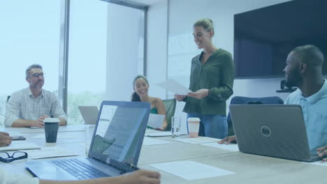 animación del procesamiento de datos financieros sobre diversas personas de negocios en la oficina