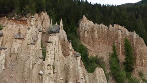 Imágenes-Aéreas-De-Acantilados-Con-Formas-Erosionadas-En-La-Tierra-Y-Bosques