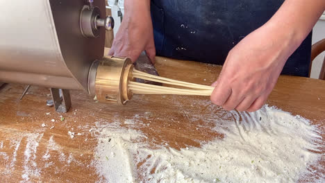 pasta de espagueti casera con máquina