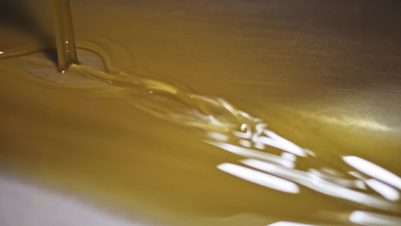 Olio d'oliva dorato che scorre fluidamente dopo la lavorazione del raccolto in Portogallo.