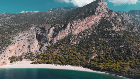 在山底的白色沙灘上拍攝的無人機照片有藍色的海水 - - fethiye - - 土耳其