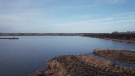 Magníficas-Imágenes-A-Vista-De-Pájaro-De-Un-Lago-Y-Un-Río-En-Dinamarca---Plano-Rodante