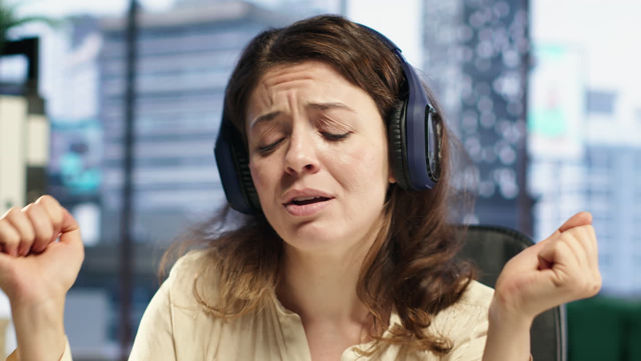 empresaria disfruta de la multitarea con su música favorita en los auriculares