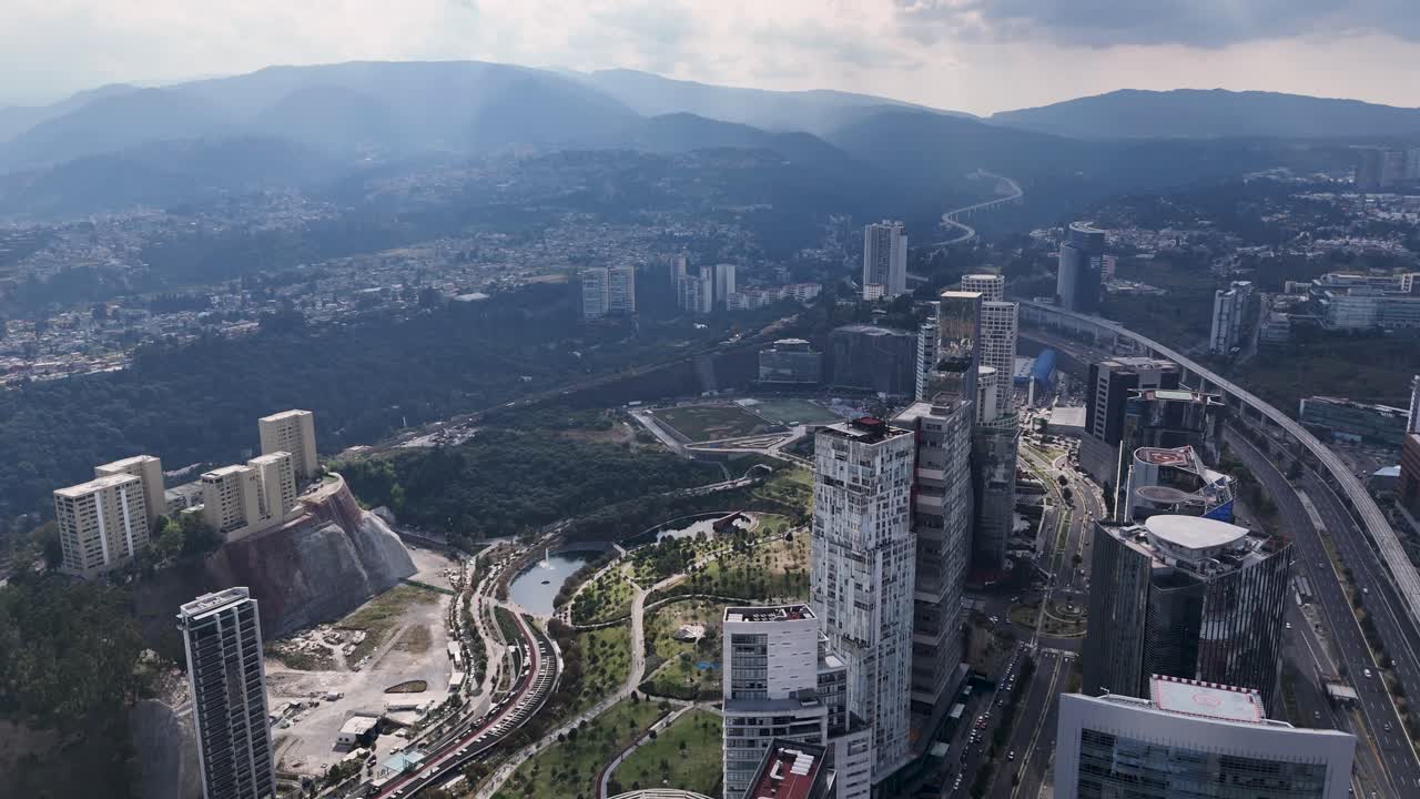 drone está volando entre los edificios de santa fe, ciudad de méxico