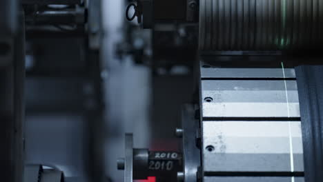 cinta de neumáticos de goma detallada en la máquina automática mecánica que gira en la planta