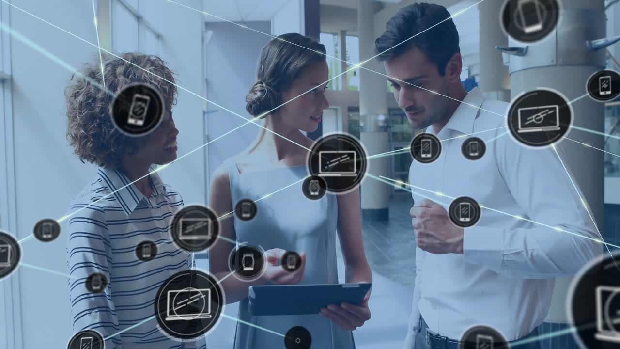 animación de la red de conexiones con iconos de dispositivos sobre diversas personas de negocios en la oficina