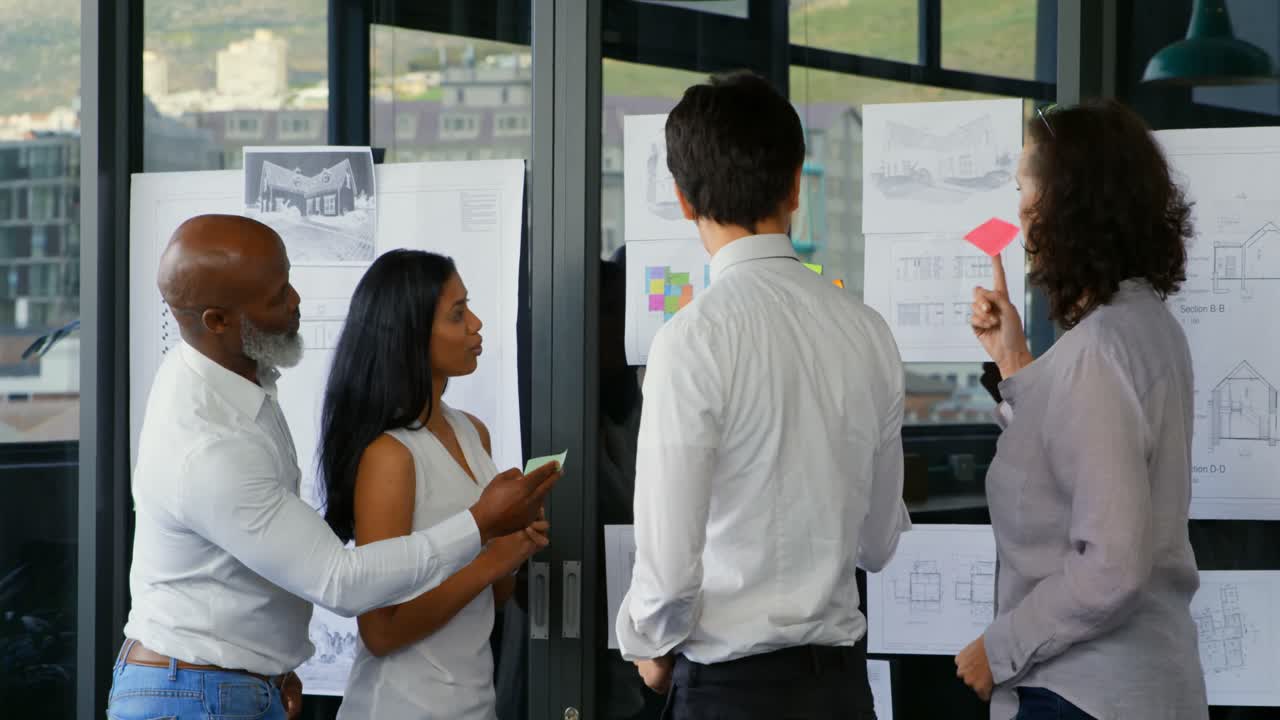 ejecutivos discutiendo sobre una pared de vidrio 4k