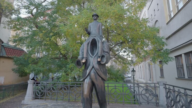 Statua di David Černý a Praga