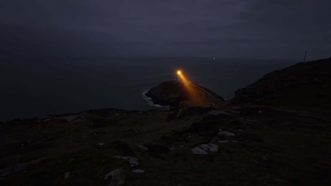 Timelapse del faro di South Stack: raggio di luce rotante che attraversa il Mare d'Irlanda di notte