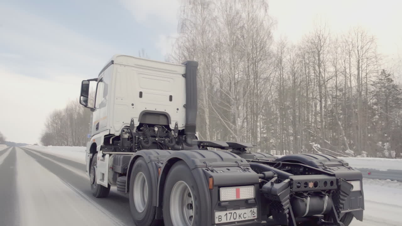 눈 인 도로 에 있는 트럭 들