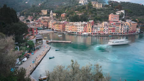 Colorido-Puerto-Turístico-De-Portofino,-Con-Ferry-Que-Sale