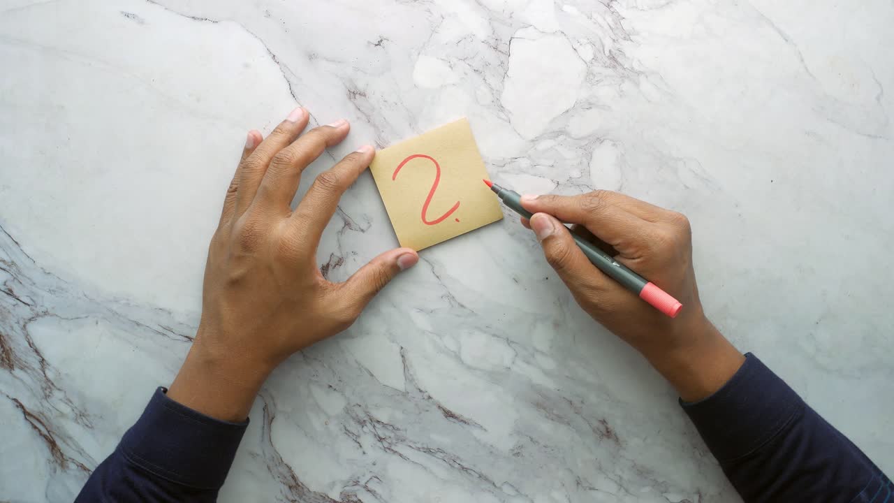 Høy vinkelvisning av spørsmålstegn på papir på kontorpult