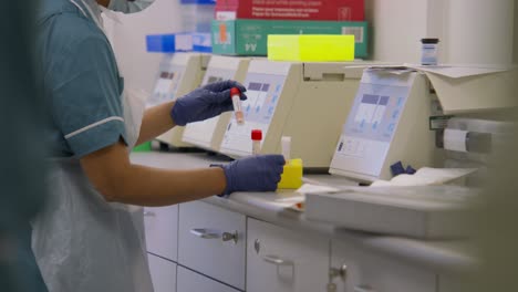 clasificación y etiquetado de muestras de sangre en un laboratorio