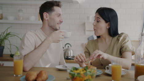 pareja desayunando juntos