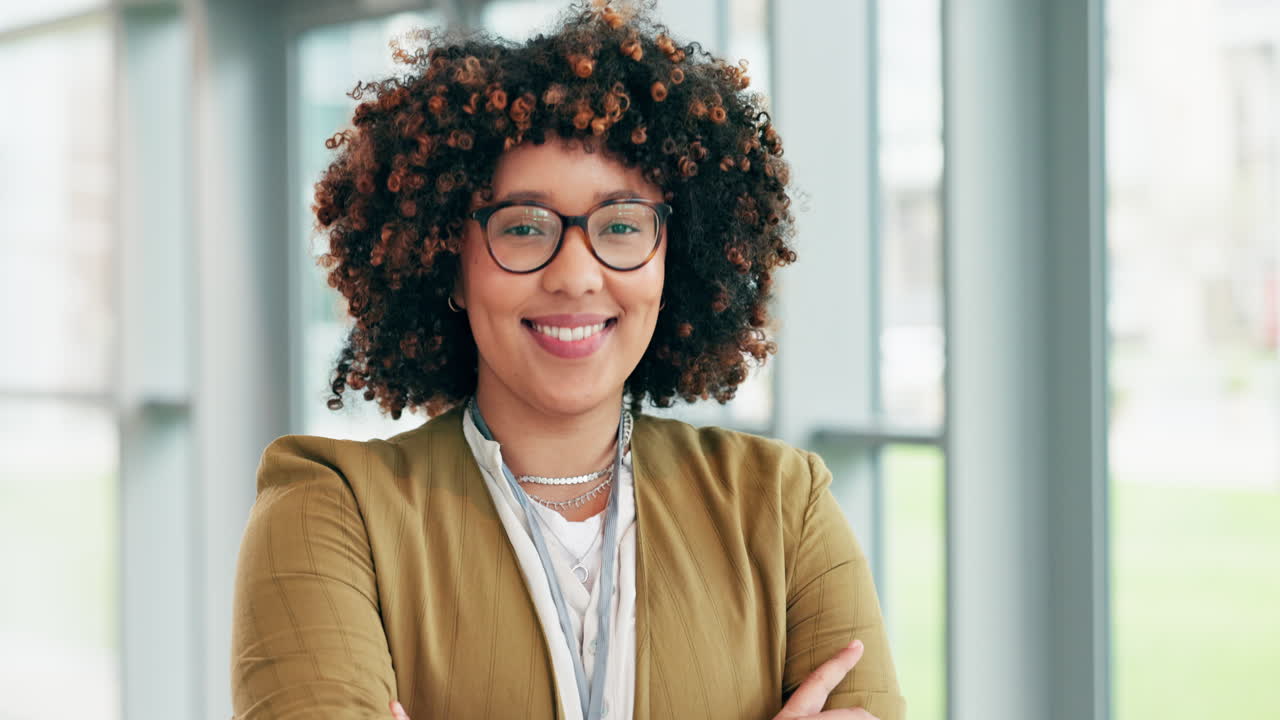 brazos cruzados, sonrisa y cara de mujer de negocios