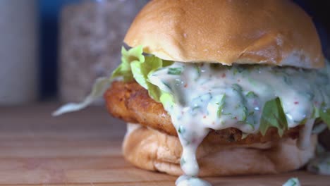 toma en cámara lenta media de deslizadores de pastel de pescado con salsa de goteo