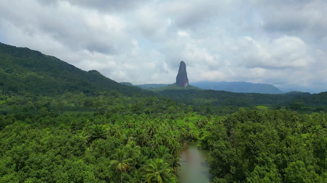 volando sobre el río caué rodeado por el verde bosque hacia el pico cão grande una elevación de origen volcánico