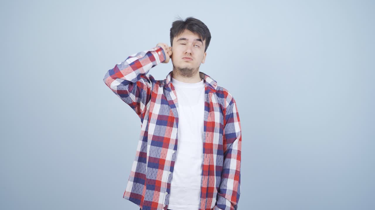 귀가 가려지는 남자.