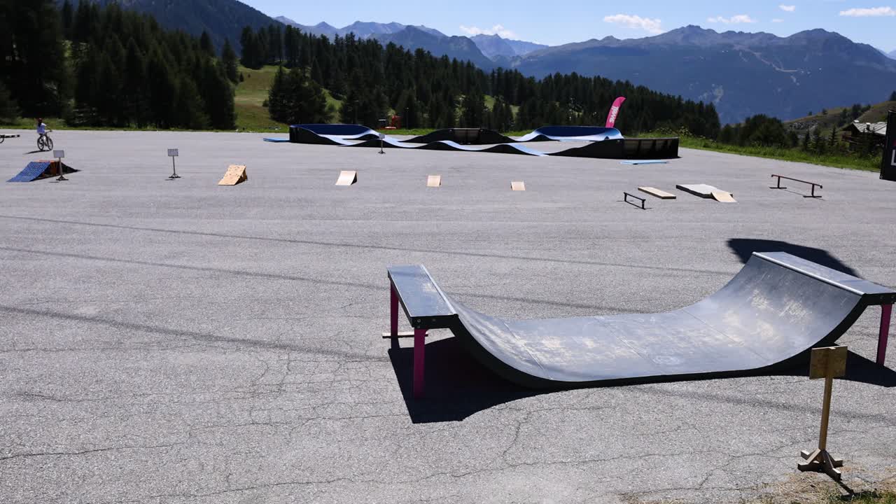 경치 좋은 장소 에 있는 스케이트 램프 와 레일