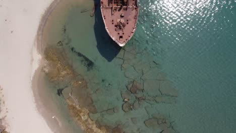 Verlassenes-Schiff-In-Zenit,-Griechische-Küstenlinie