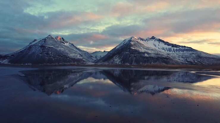 夕焼け空を背景に雪山