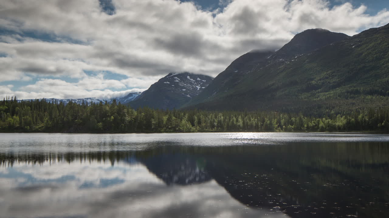 lake amazing reflection 4k1