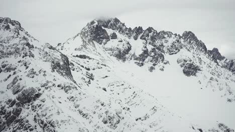 Snow-covered-mountain-peaks-in-the-Austrian-Alps