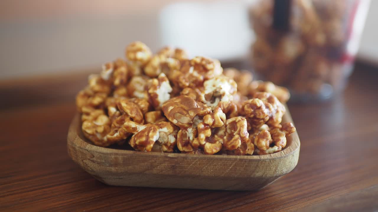 나무 그 에 넣은 카라멜 팝콘