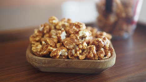 palomitas de maíz de caramelo en un cuenco de madera