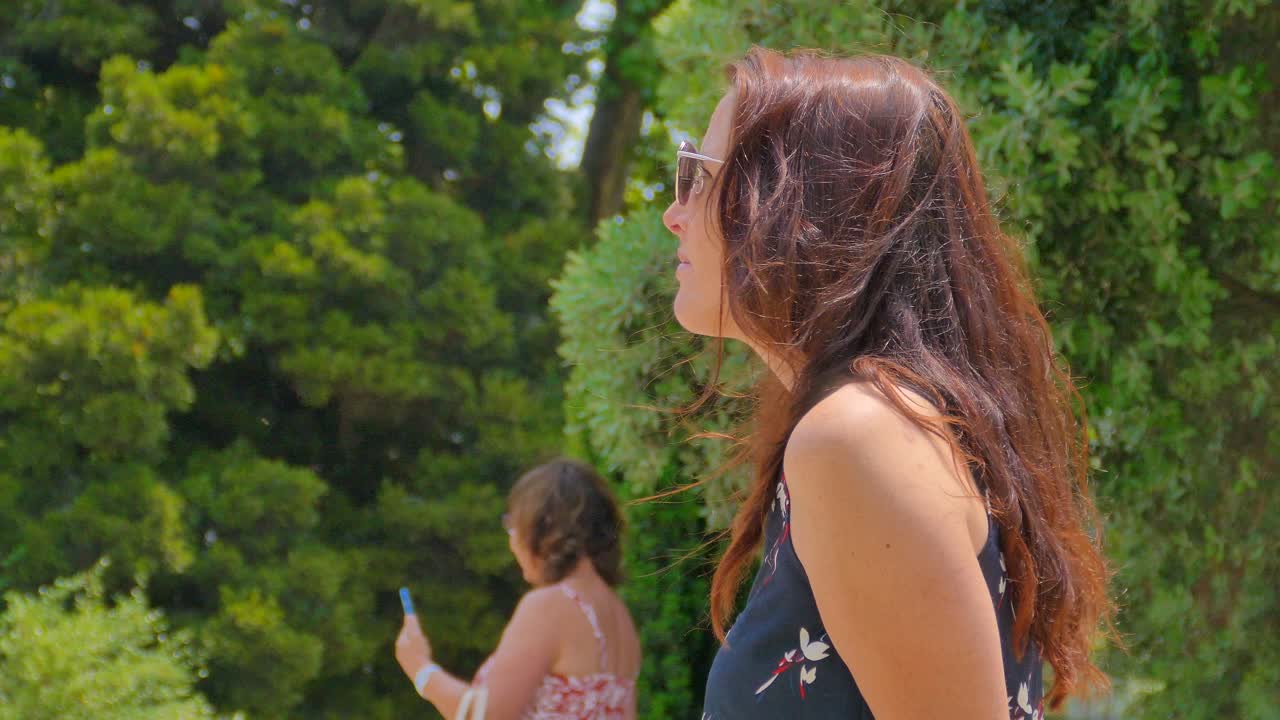 포르투갈 포르투 의 크리스탈 팔레스 가든 에 있는 계단 에서 휴식을 취하고 있는 젊은 여자 를 보여 주는 클로즈업 사진