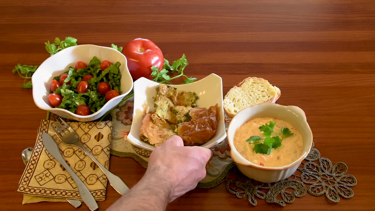 cocina mediterránea saludable, concepto de tres platos para el almuerzo o la cena