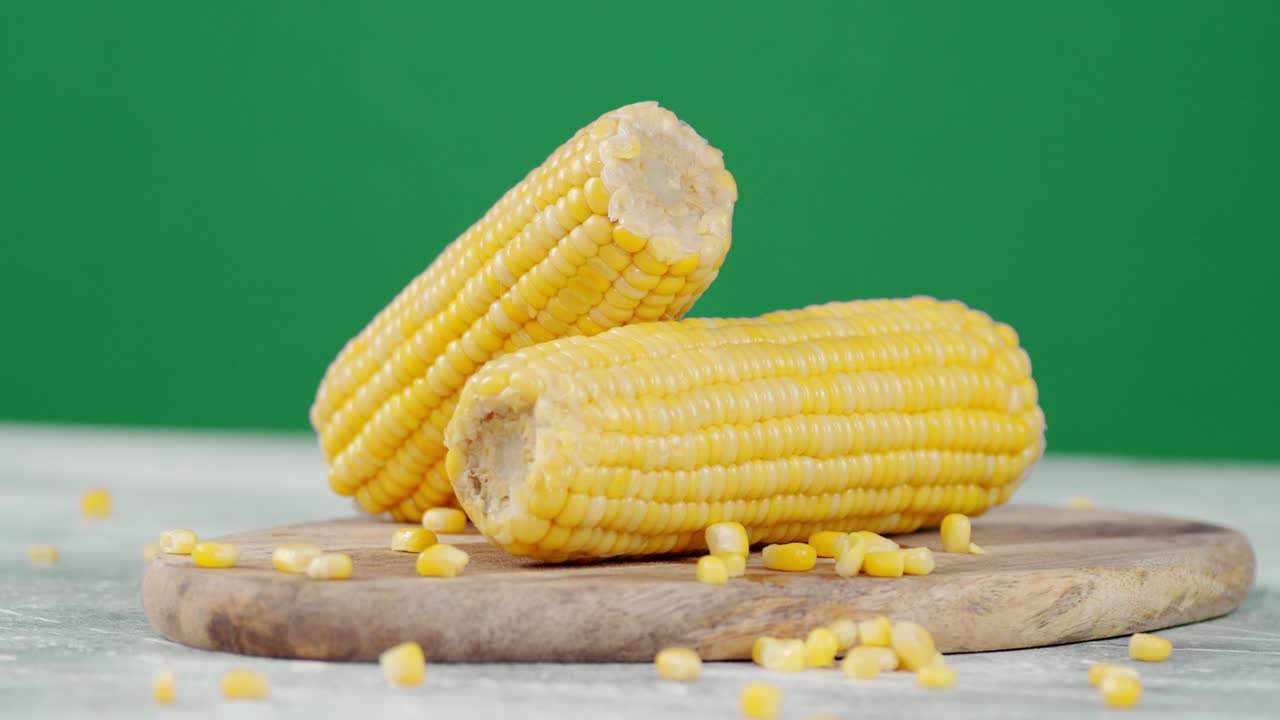 el maíz en la tabla de cortar de madera gira lentamente.