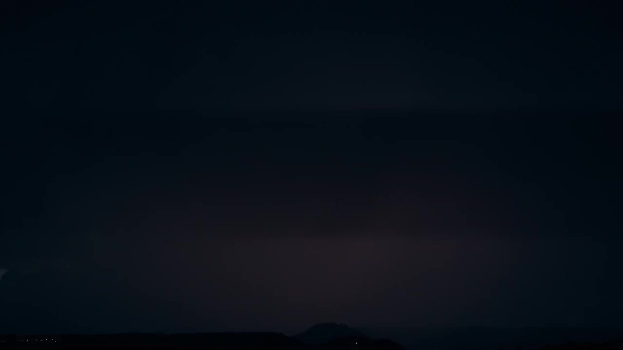 Lyn der blinker over en stormfuld aftenhimmel