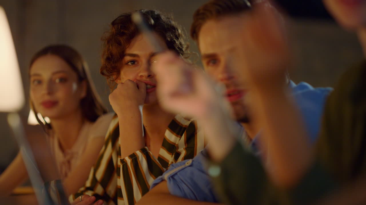 un equipo creativo sonriendo al reunirse en la oficina, gente inteligente hablando en el coworking.