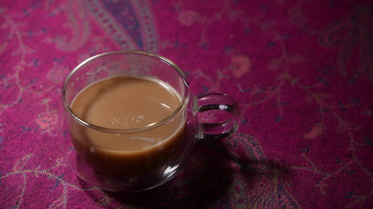 poniendo mi taza de café caliente en la mesa