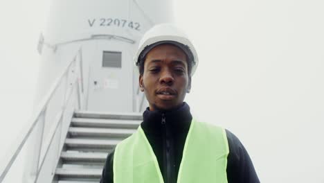 retrato de un trabajador en un entorno industrial