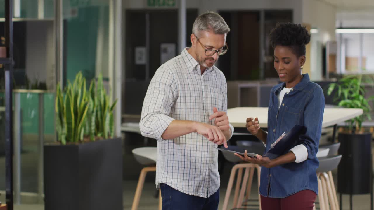 video de un hombre de negocios y una mujer de negocios hablando sobre el proyecto