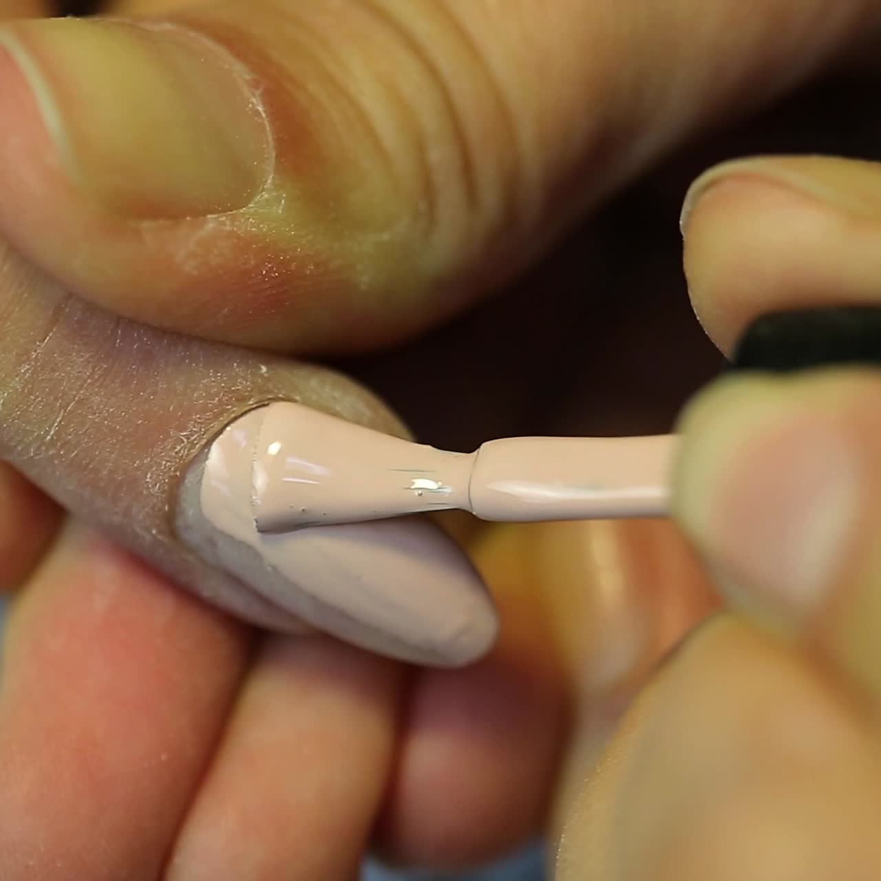 proceso de manicura en un salón de belleza