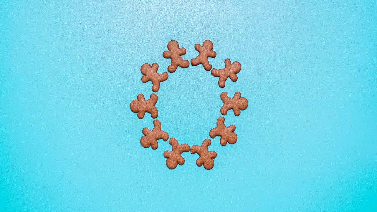 진저브레드 맨 쿠키가 파란 테이블에서 움직이고, 스 모션 애니메이션