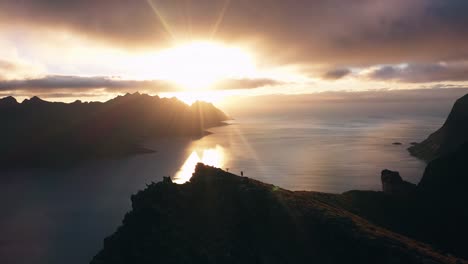 Unglaublicher-Sonnenuntergang-Von-Einem-Berggipfel-Auf-Den-Lofoten