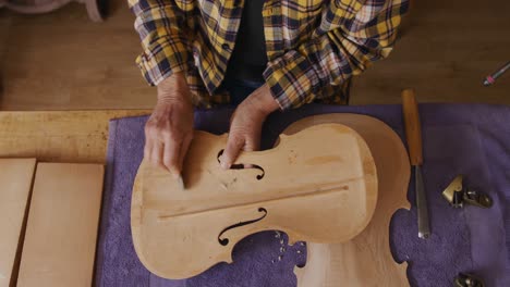 Gitarrenbauerin-Bei-Der-Arbeit-In-Ihrer-Werkstatt