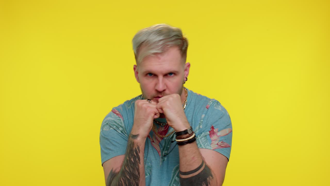 turista agresivo hombre tratando de pelear en la cámara, sacudiendo el puño, boxeo con expresión, castigo