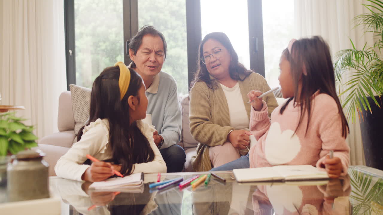 할아버지와 할머니가 얘기하고 작은
