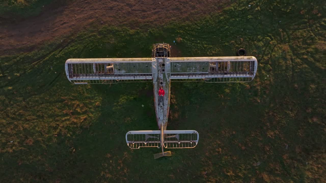 Aereo abbandonato si confonde in un campo incolto all'alba, Bulgaria
