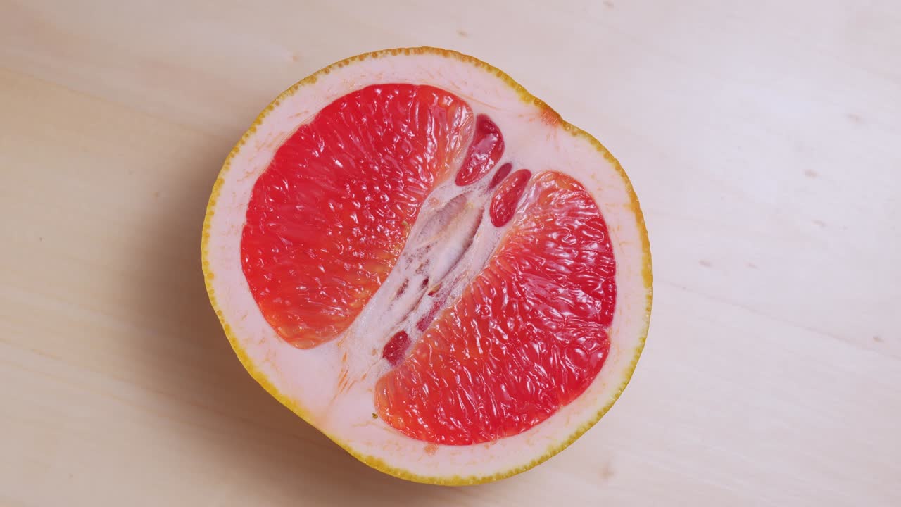 rotación de pomelo maduro en rodajas de primer plano