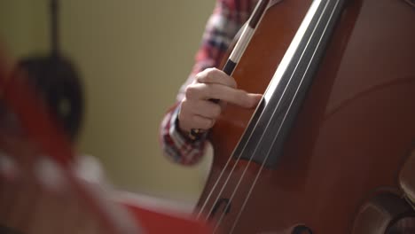 rastreando al violonchelista tocando las cuerdas del violonchelo